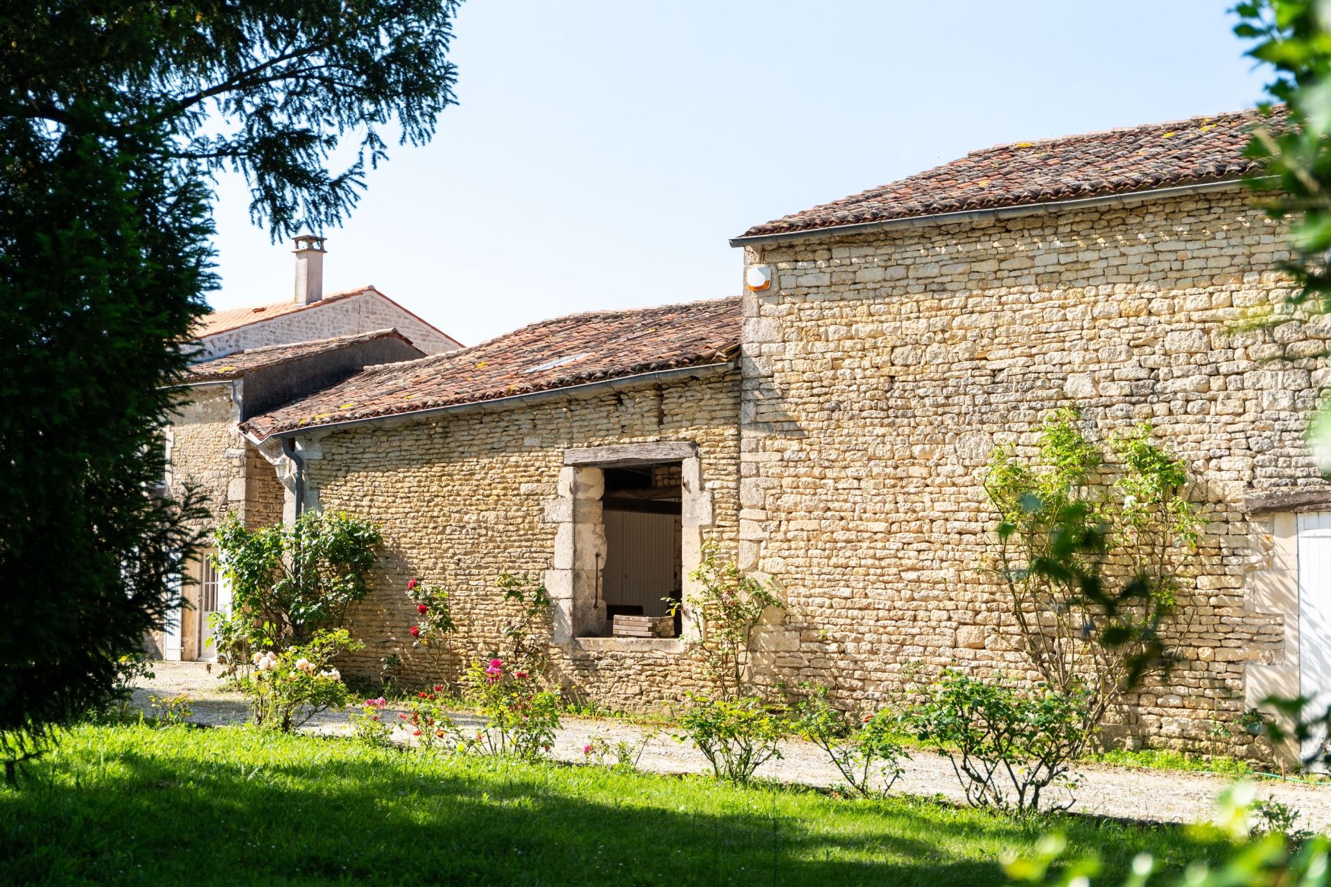 prestigious bourgeois house 8 Rooms for sale on THAIRE (17290)