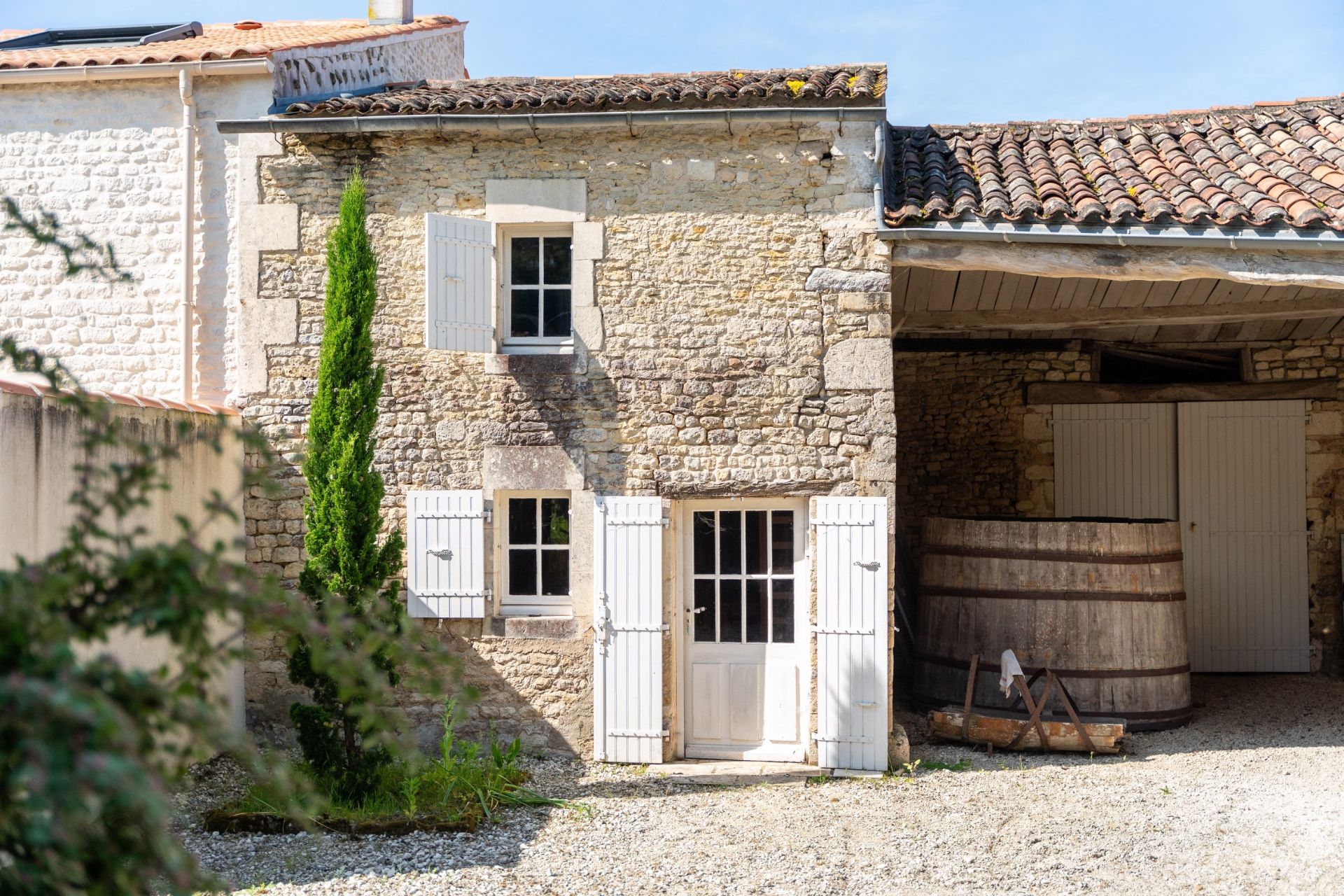 prestigious bourgeois house 8 Rooms for sale on THAIRE (17290)