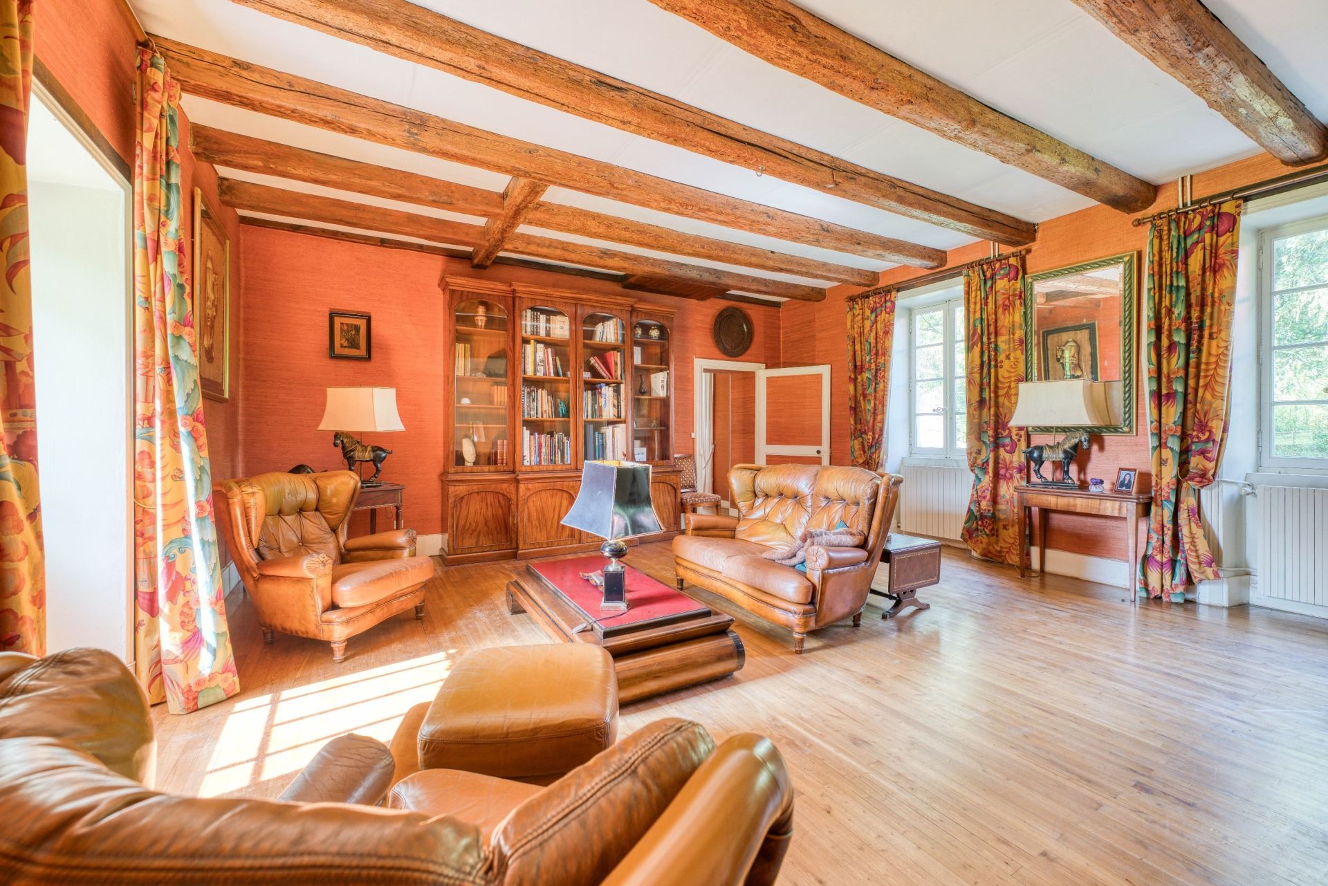 prestigious bourgeois house 8 Rooms for sale on THAIRE (17290)