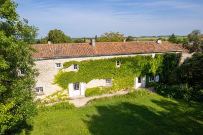 maison bourgeoise de prestige 8 Pièces en vente sur THAIRE (17290) Vente Maison bourgeoise de prestige Thairé 8 Pièces 235 m²