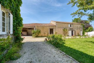 prestigious bourgeois house 8 Rooms for sale on THAIRE (17290)