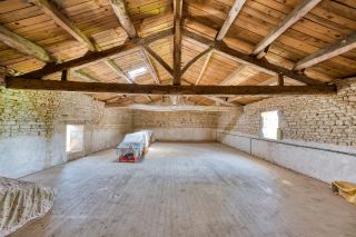 prestigious bourgeois house 8 Rooms for sale on THAIRE (17290)