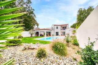 prestigious house 6 Rooms for sale on BREUIL MAGNE (17870)