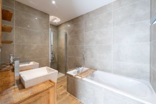 prestigious house 6 Rooms for sale on BREUIL MAGNE (17870)