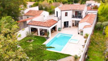 prestigious house 6 Rooms for sale on BREUIL MAGNE (17870)