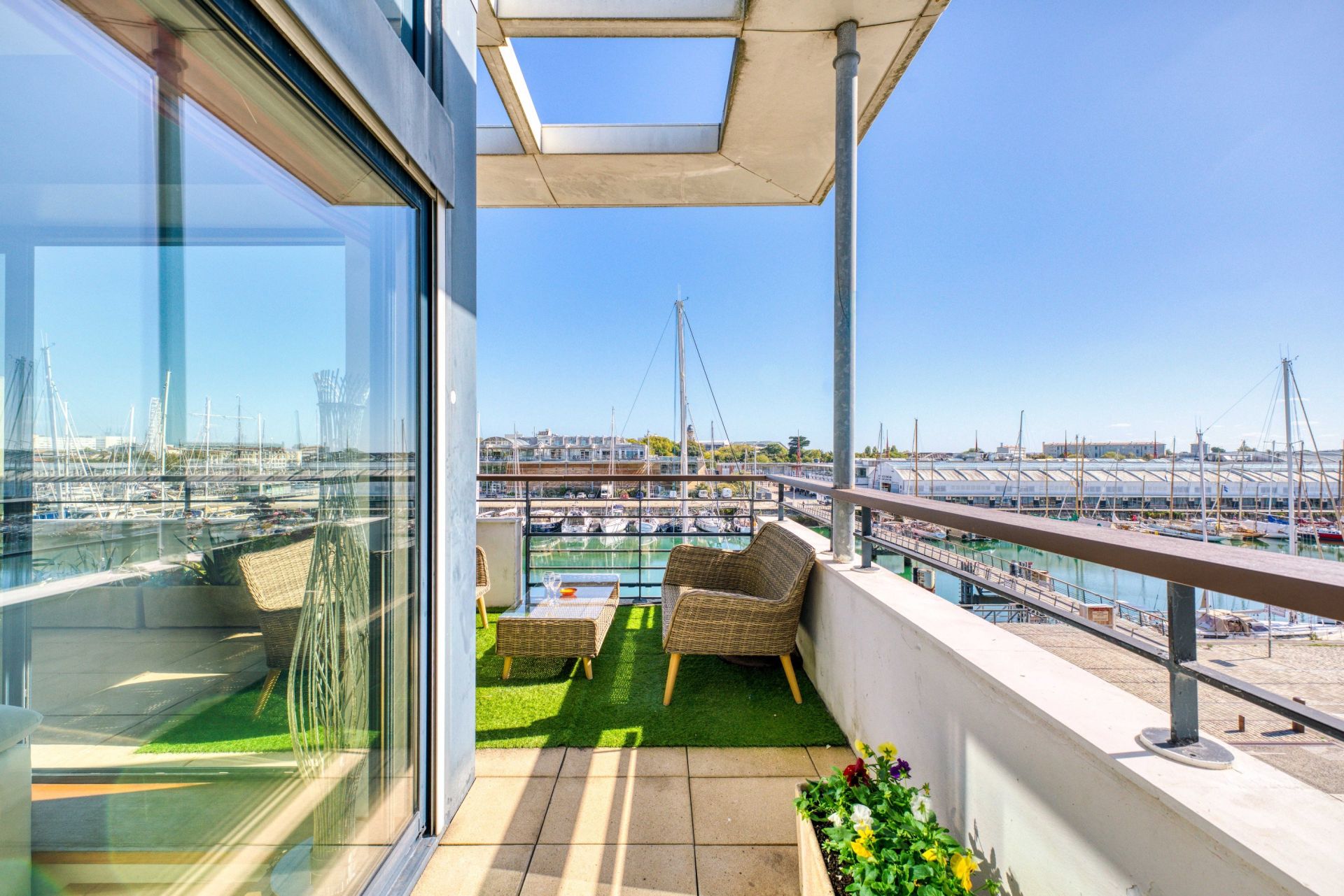 prestigious apartment 4 Rooms for sale on LA ROCHELLE (17000)