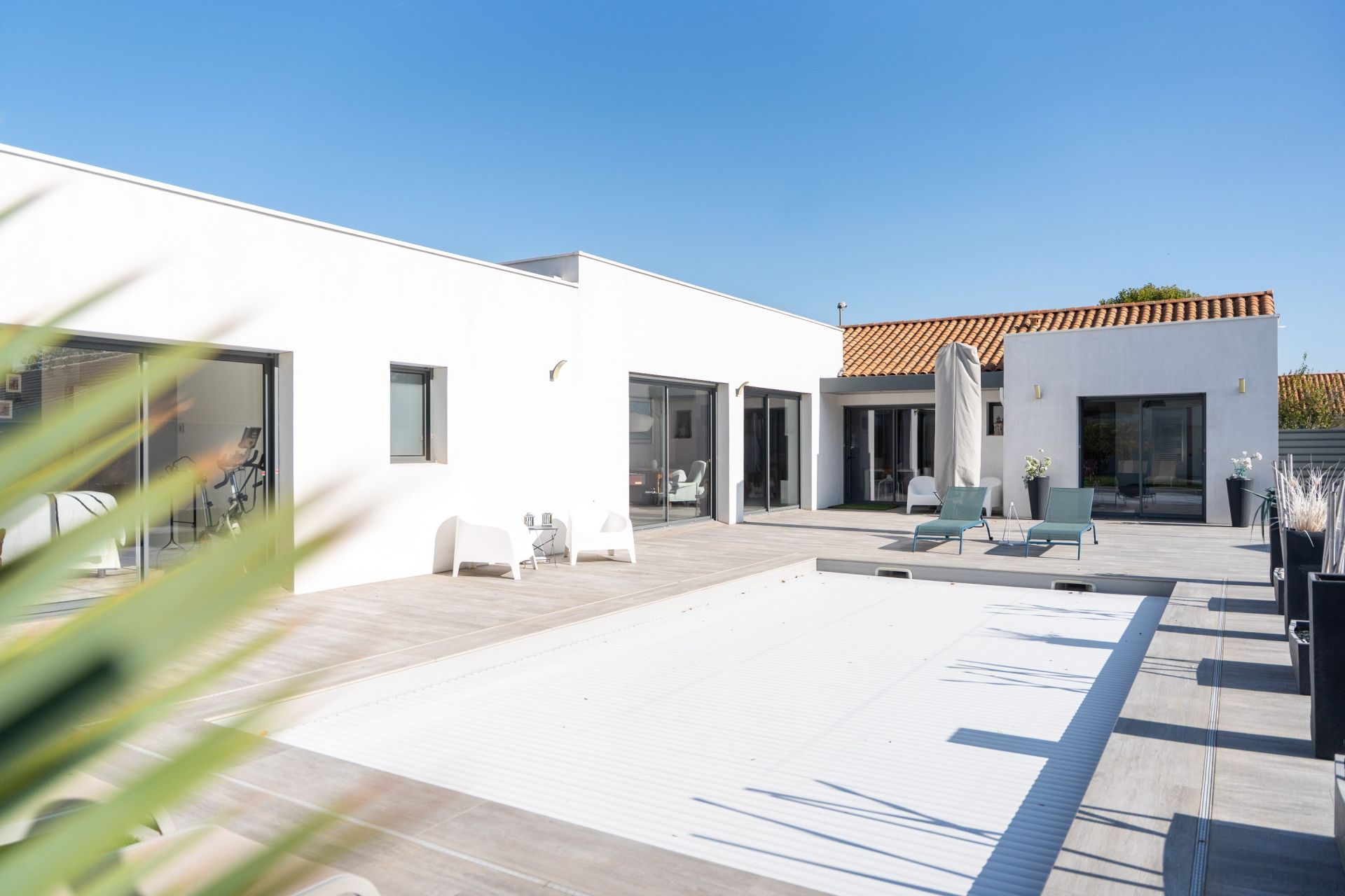 prestigious contemporary house 5 Rooms for sale on AYTRE (17440)