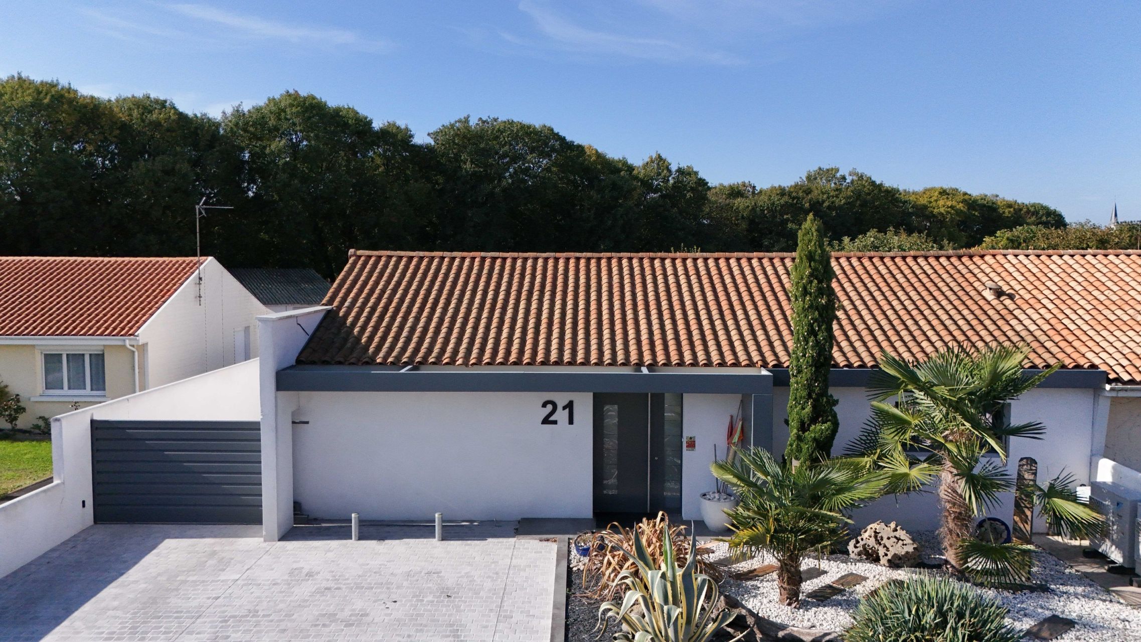 prestigious contemporary house 5 Rooms for sale on AYTRE (17440)