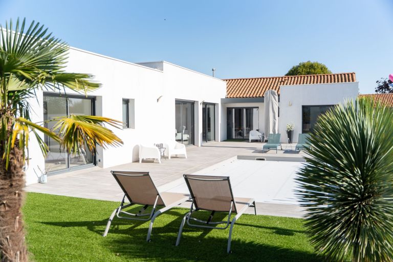 prestigious contemporary house 5 Rooms for sale on AYTRE (17440)