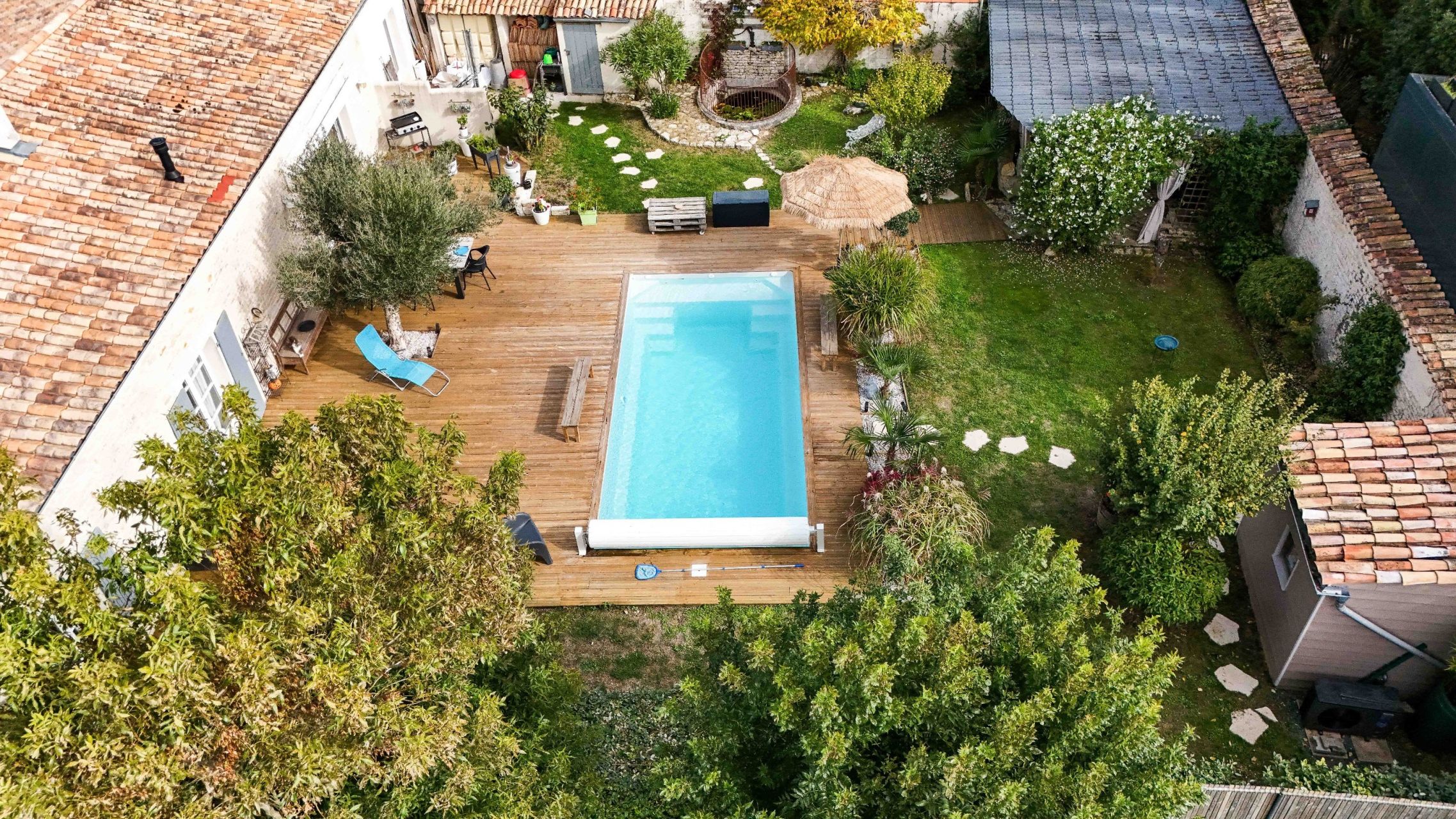 prestigious house 5 Rooms for sale on NIEUL SUR MER (17137)