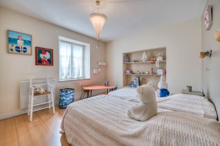 prestigious house 5 Rooms for sale on NIEUL SUR MER (17137)