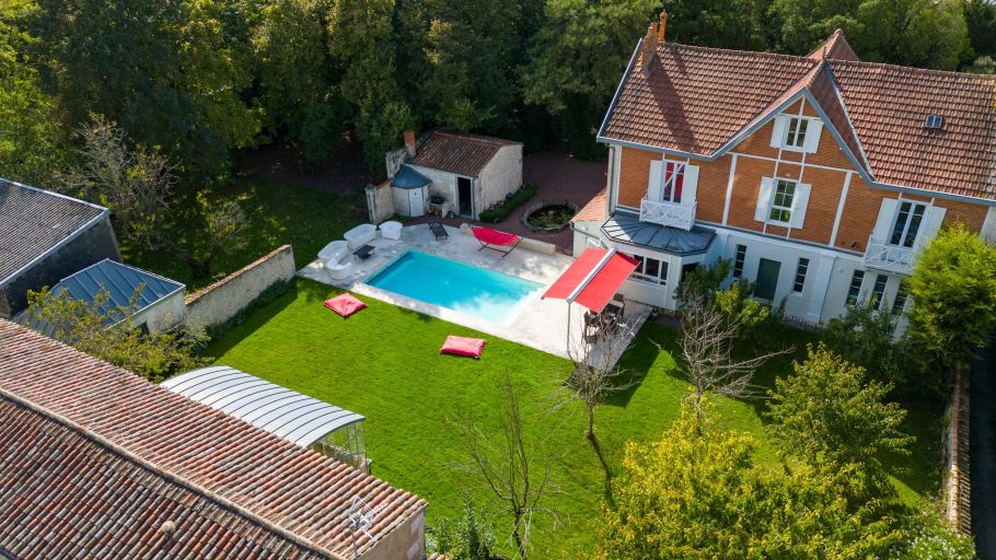 prestigious house 8 Rooms for sale on LA ROCHELLE (17000)