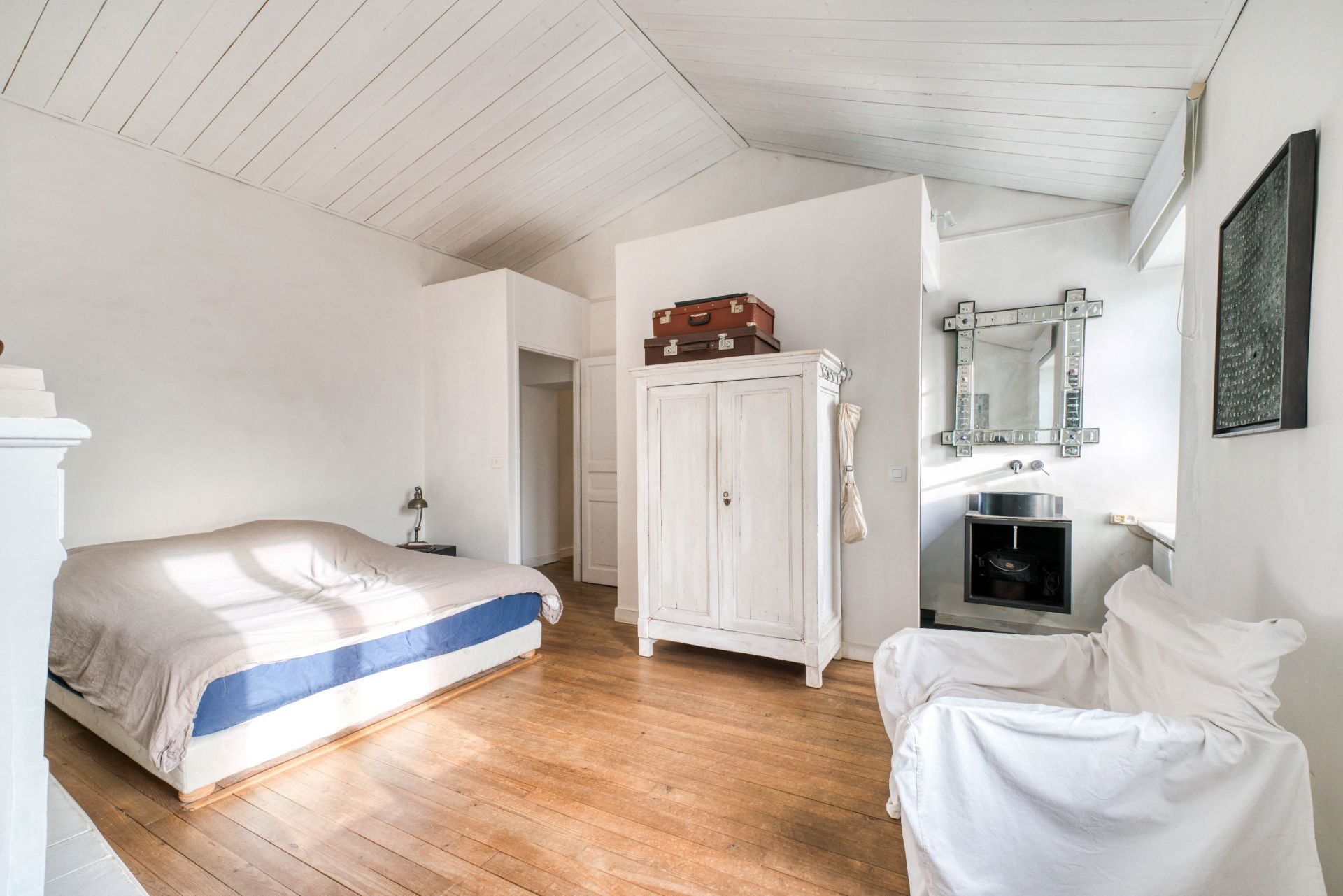 prestigious house 7 Rooms for sale on LOIX (17111)