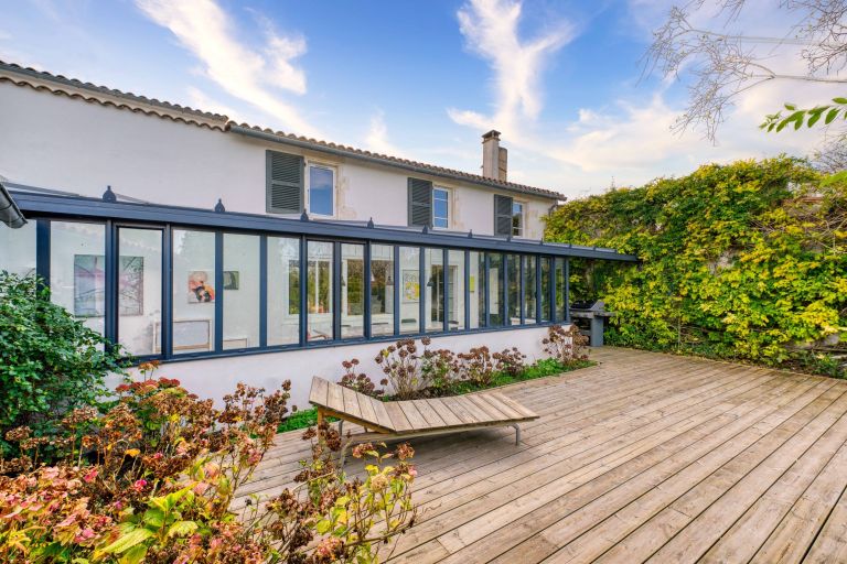 prestigious house 7 Rooms for sale on LOIX (17111)