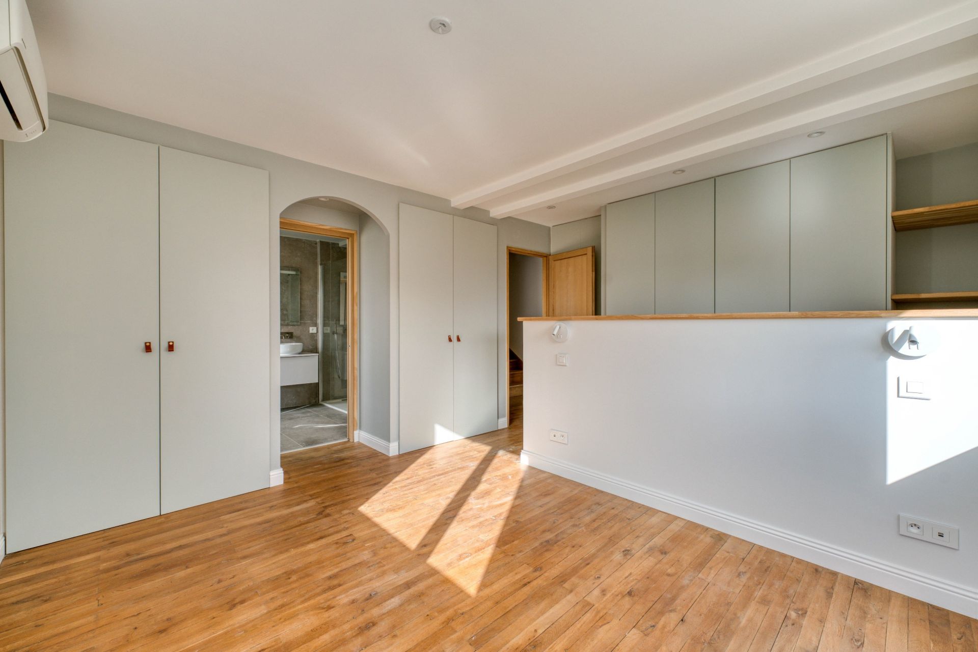 prestigious house 7 Rooms for sale on LA ROCHELLE (17000)