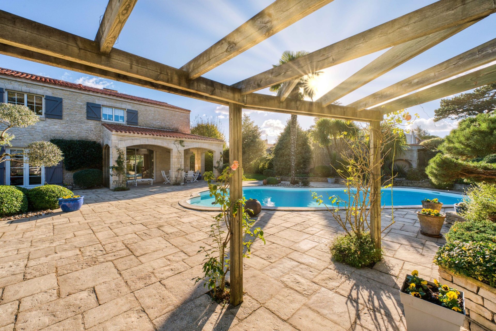 prestigious house 8 Rooms for sale on LAGORD (17140)