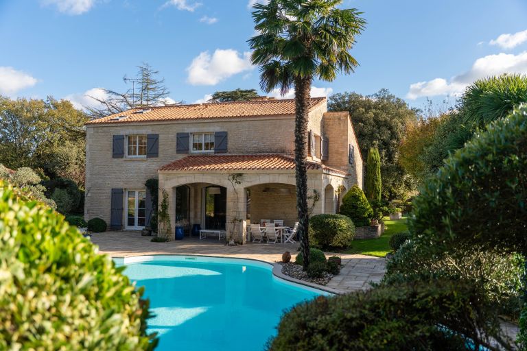 prestigious house 8 Rooms for sale on LAGORD (17140)