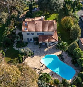 prestigious house 8 Rooms for sale on LAGORD (17140)