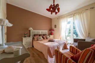 prestigious house 8 Rooms for sale on LAGORD (17140)