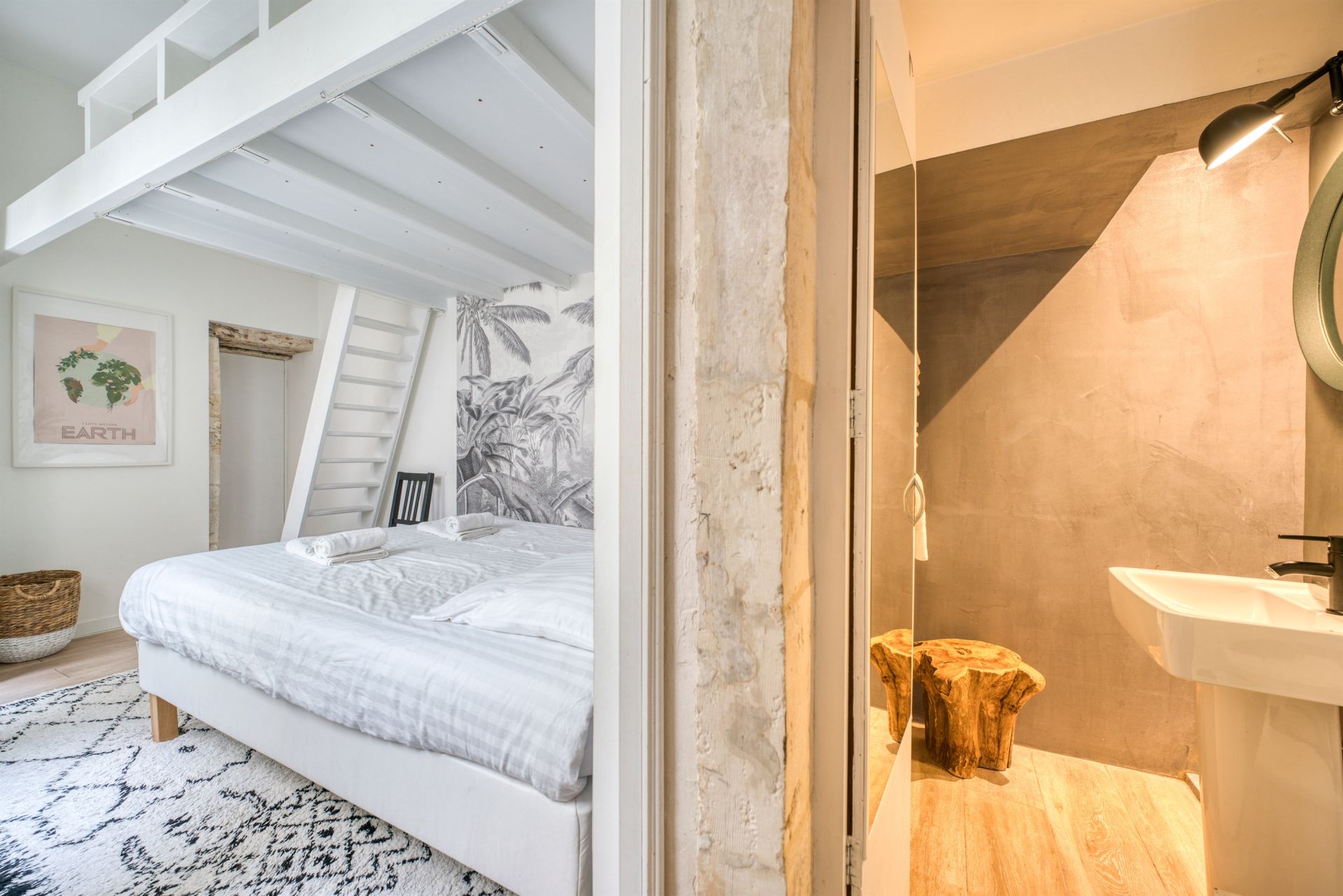 prestigious apartment 4 Rooms for sale on LA ROCHELLE (17000)