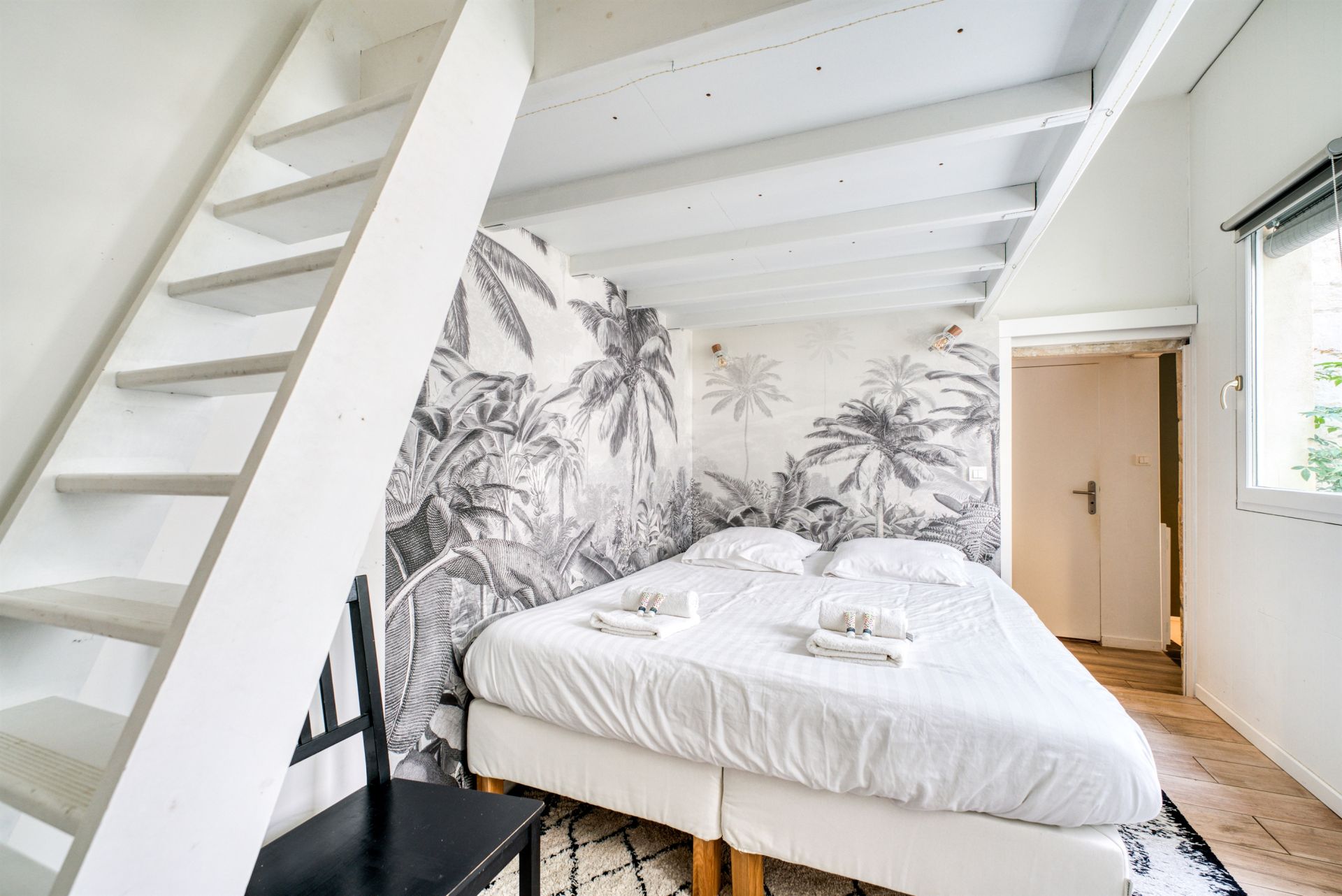 prestigious apartment 4 Rooms for sale on LA ROCHELLE (17000)