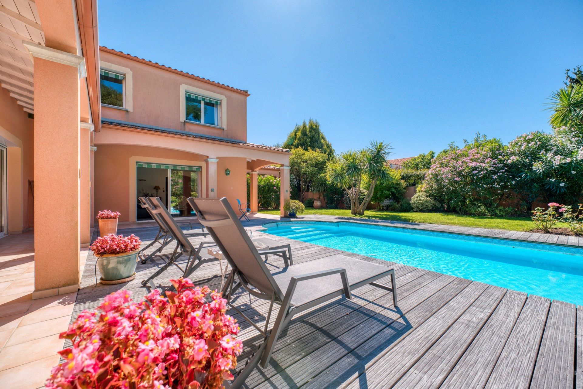 prestigious house 8 Rooms for sale on LAGORD (17140)