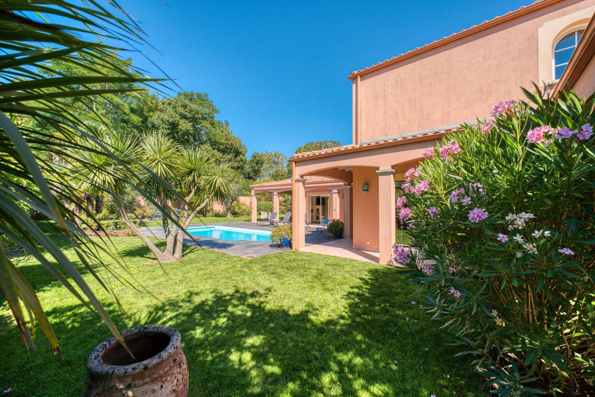 prestigious house 8 Rooms for sale on LAGORD (17140)