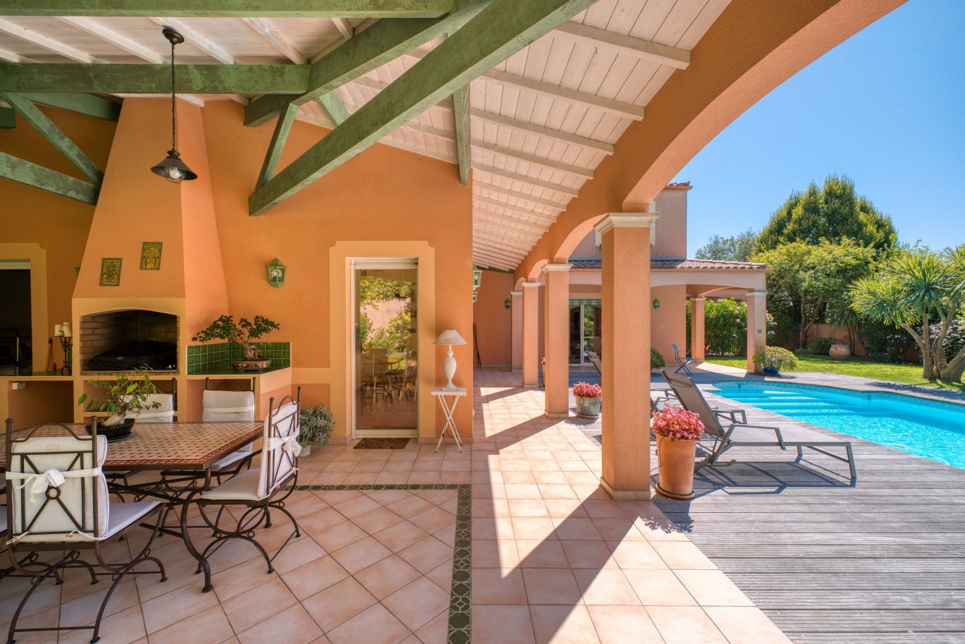 prestigious house 8 Rooms for sale on LAGORD (17140)