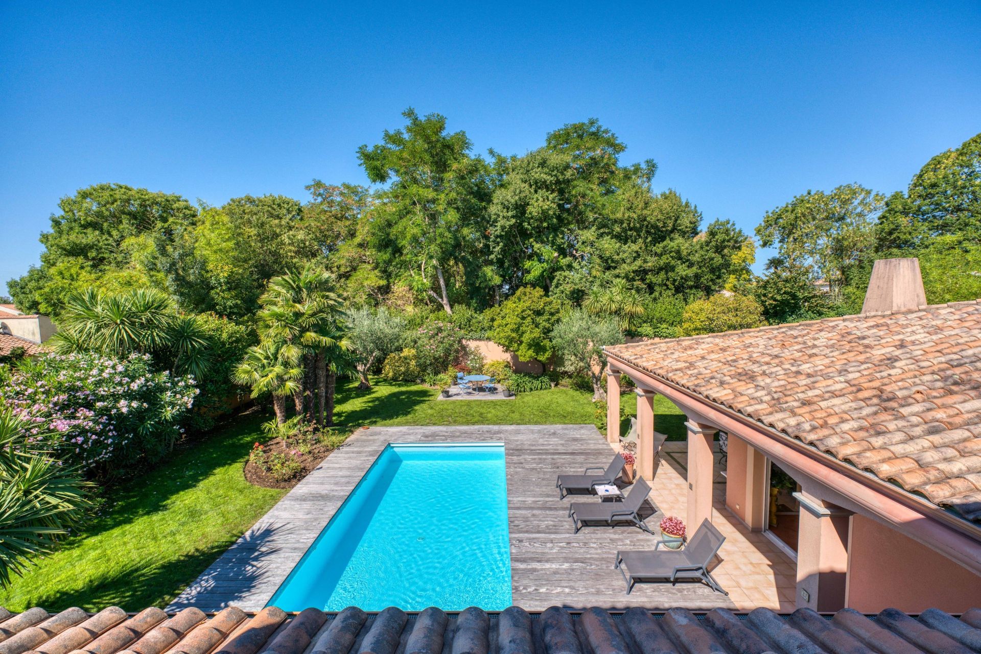prestigious house 8 Rooms for sale on LAGORD (17140)