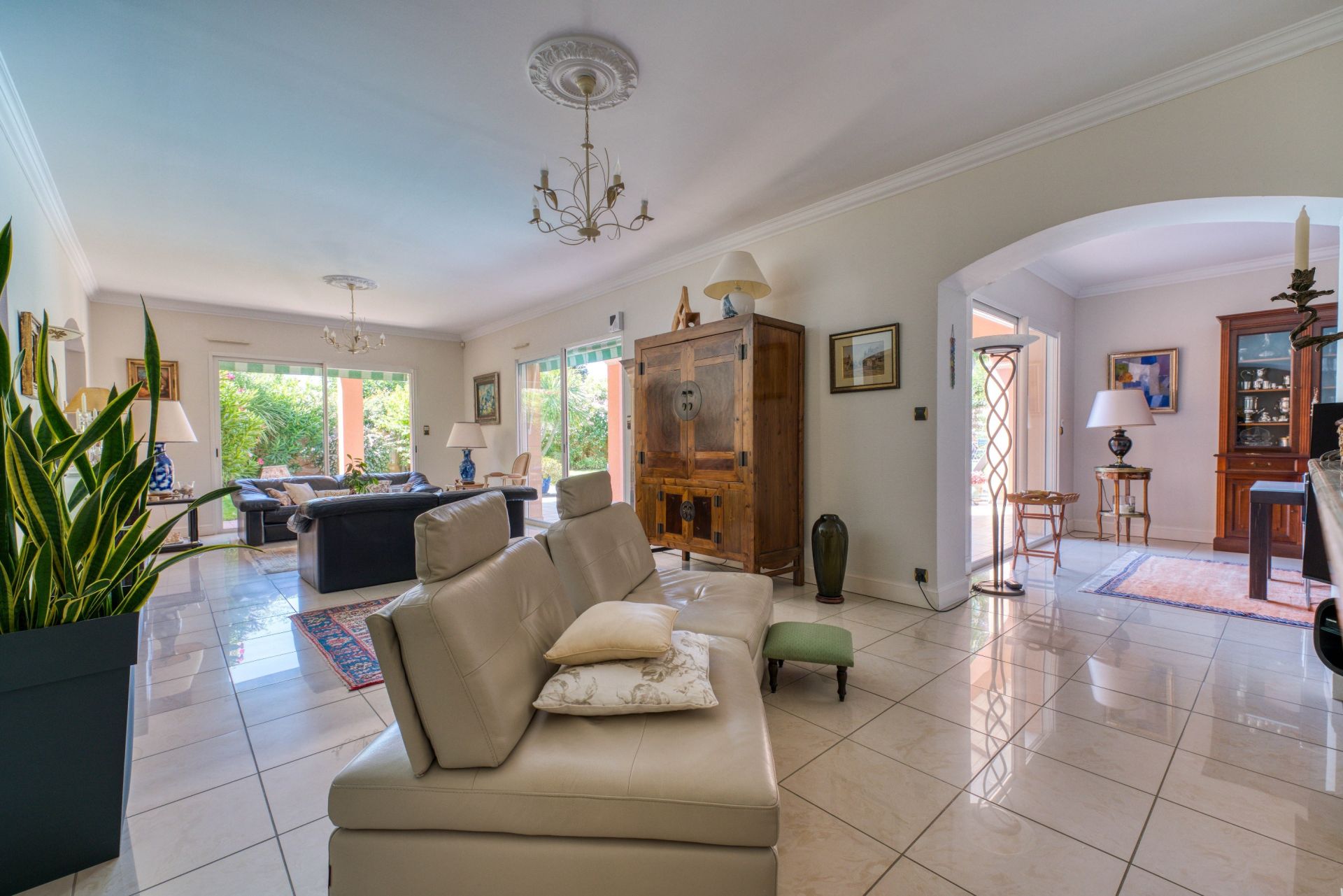 prestigious house 8 Rooms for sale on LAGORD (17140)