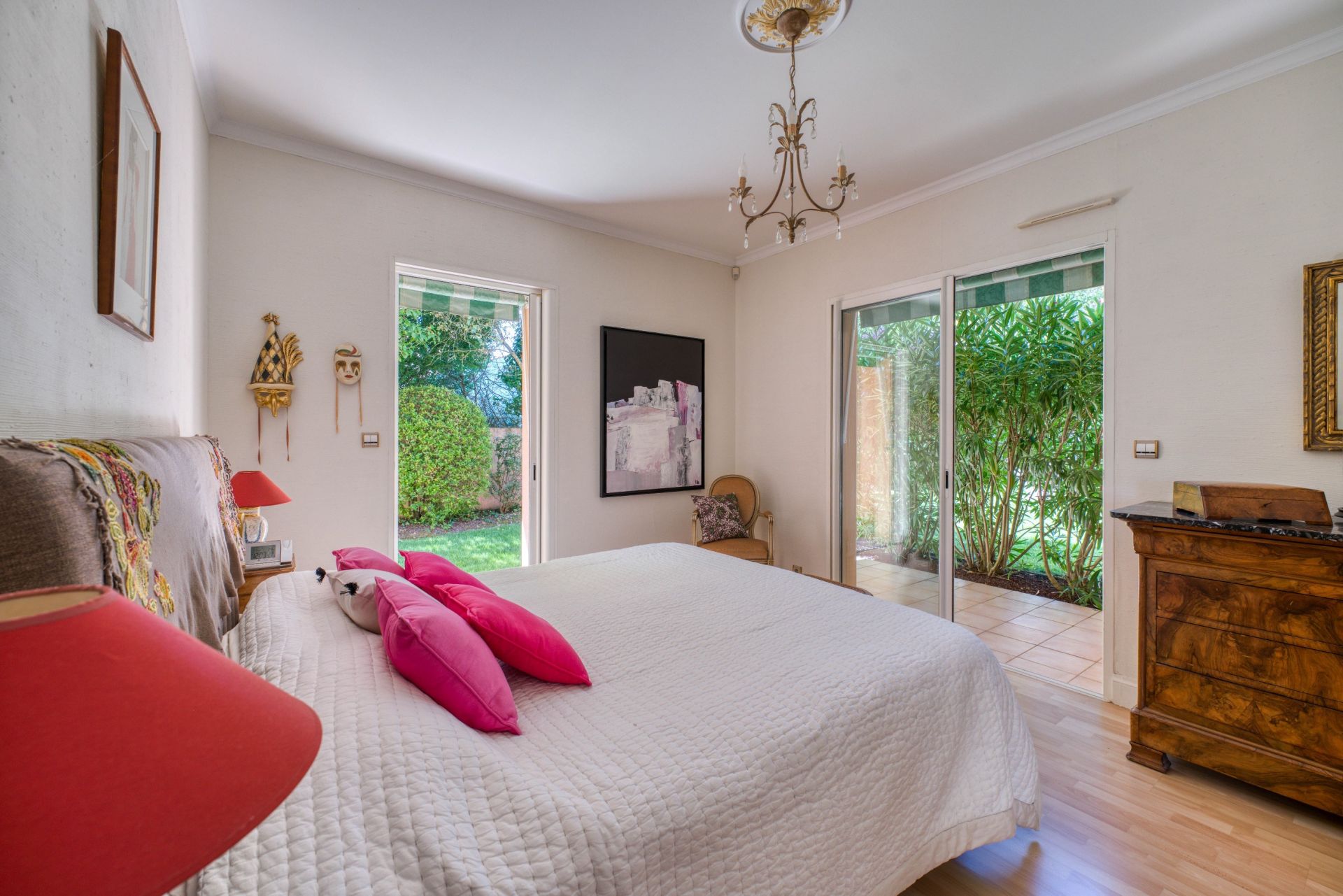 prestigious house 8 Rooms for sale on LAGORD (17140)