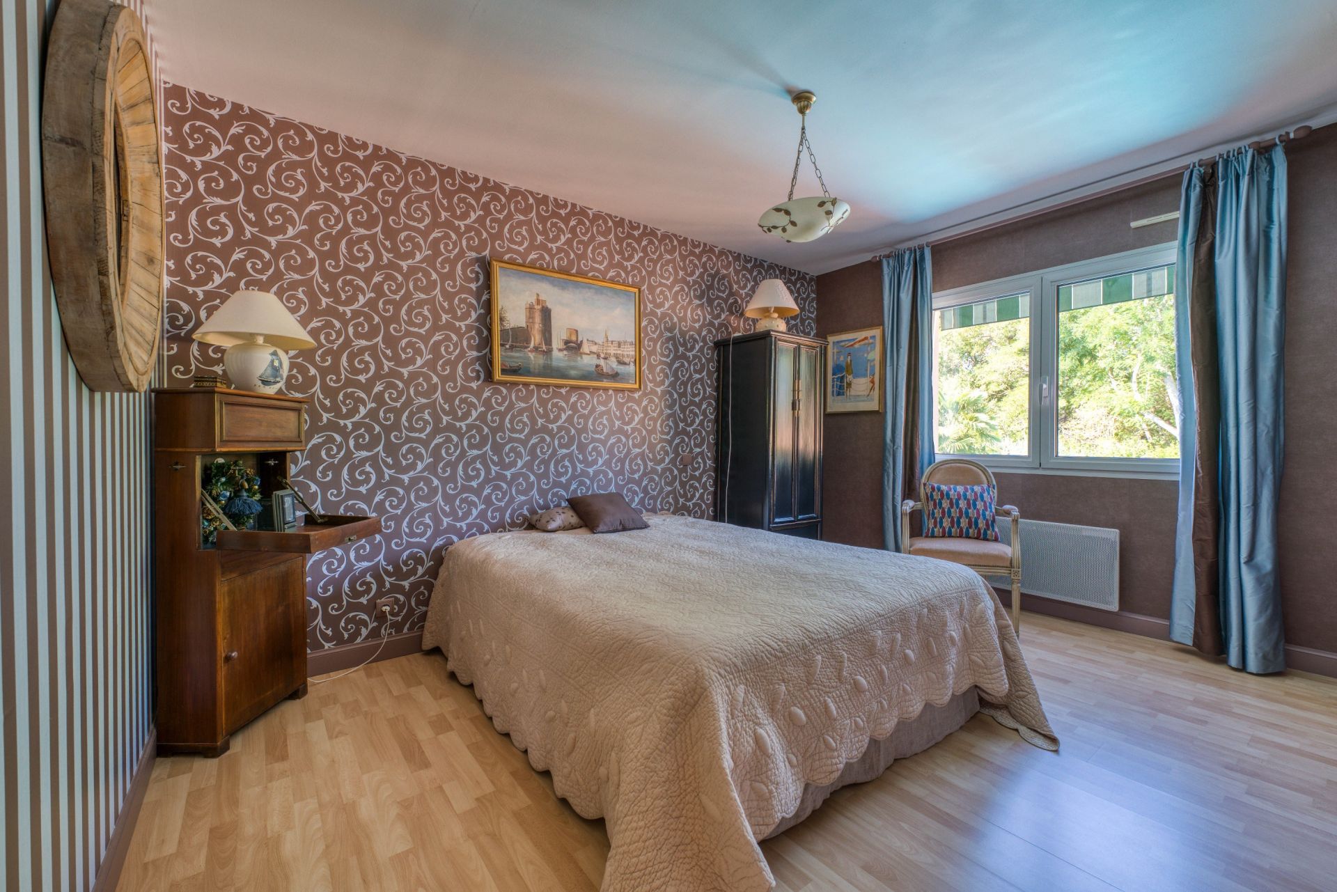 prestigious house 8 Rooms for sale on LAGORD (17140)