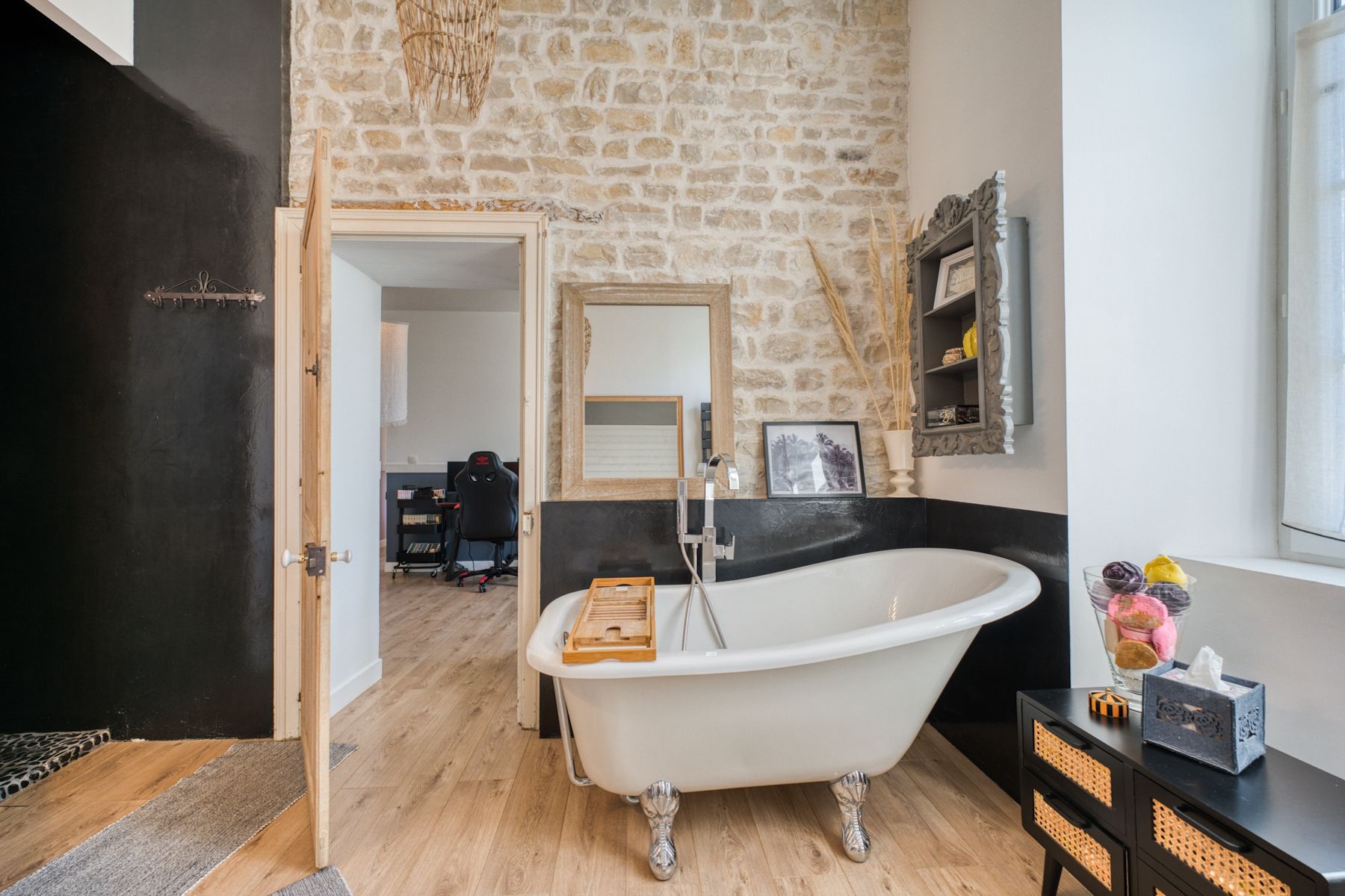 prestigious house 7 Rooms for sale on LA ROCHELLE (17000)