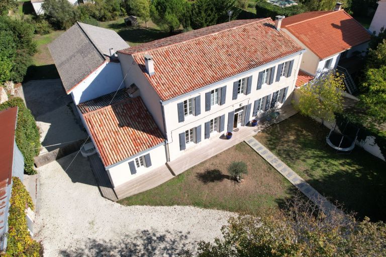 prestigious house 7 Rooms for sale on LA ROCHELLE (17000)