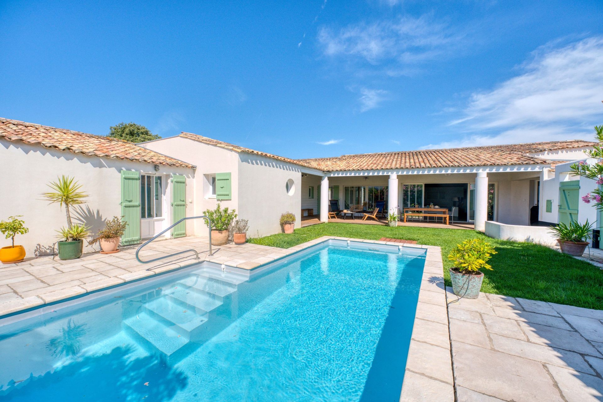 prestigious house 7 Rooms for sale on LOIX (17111)