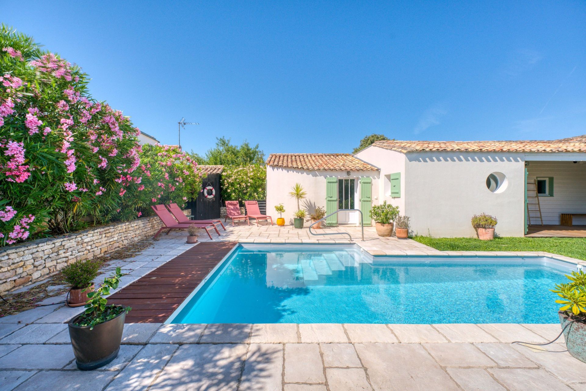 prestigious house 7 Rooms for sale on LOIX (17111)