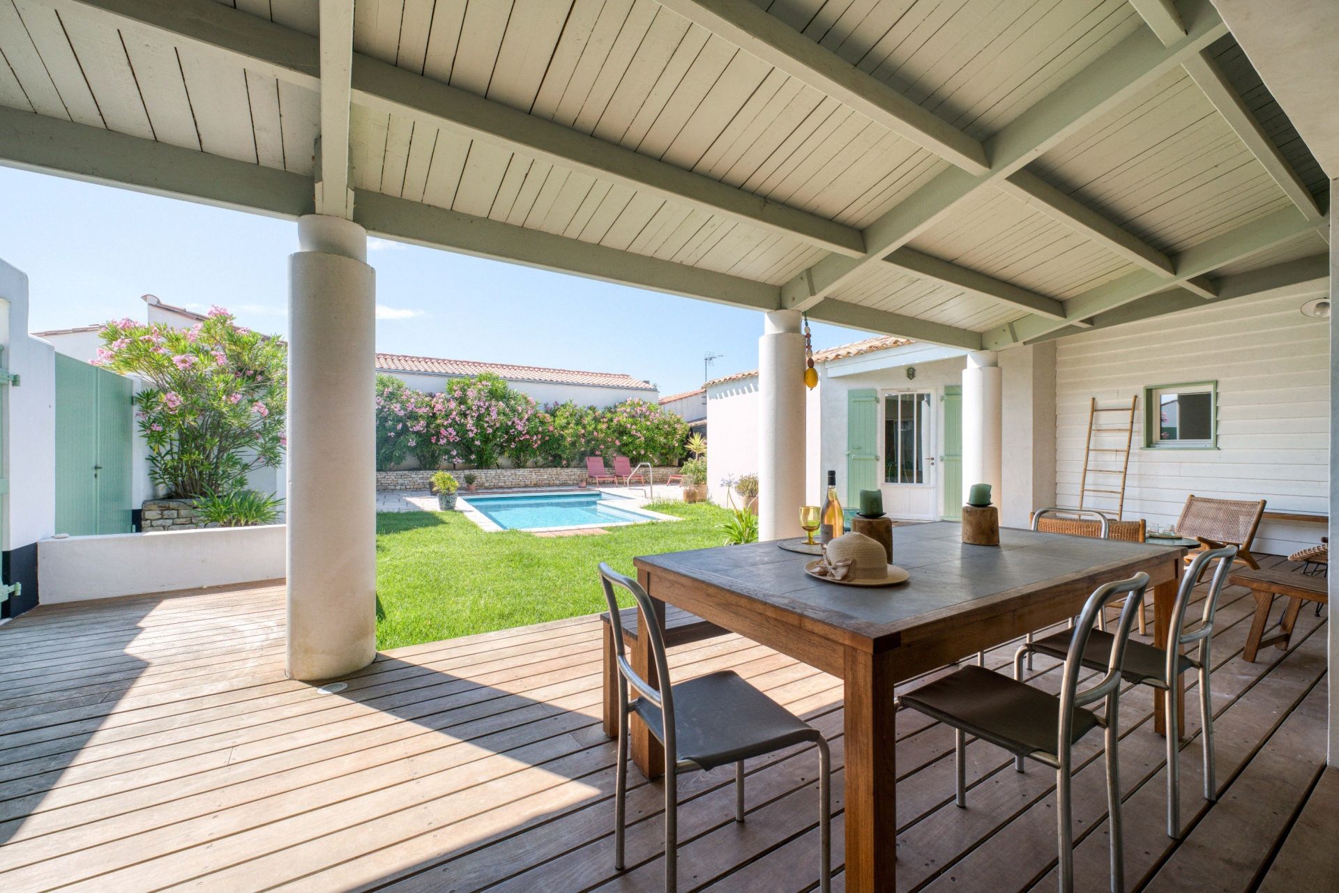 prestigious house 7 Rooms for sale on LOIX (17111)