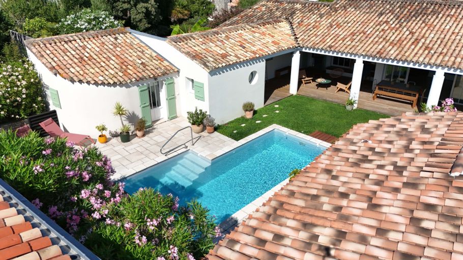 prestigious house 7 Rooms for sale on LOIX (17111)