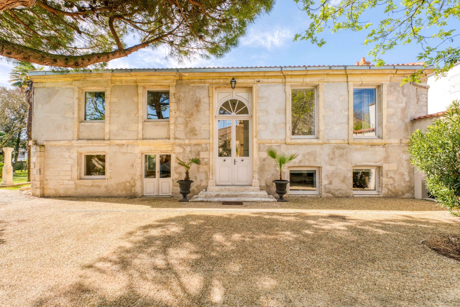 prestigious house 10 Rooms for sale on LA ROCHELLE (17000)