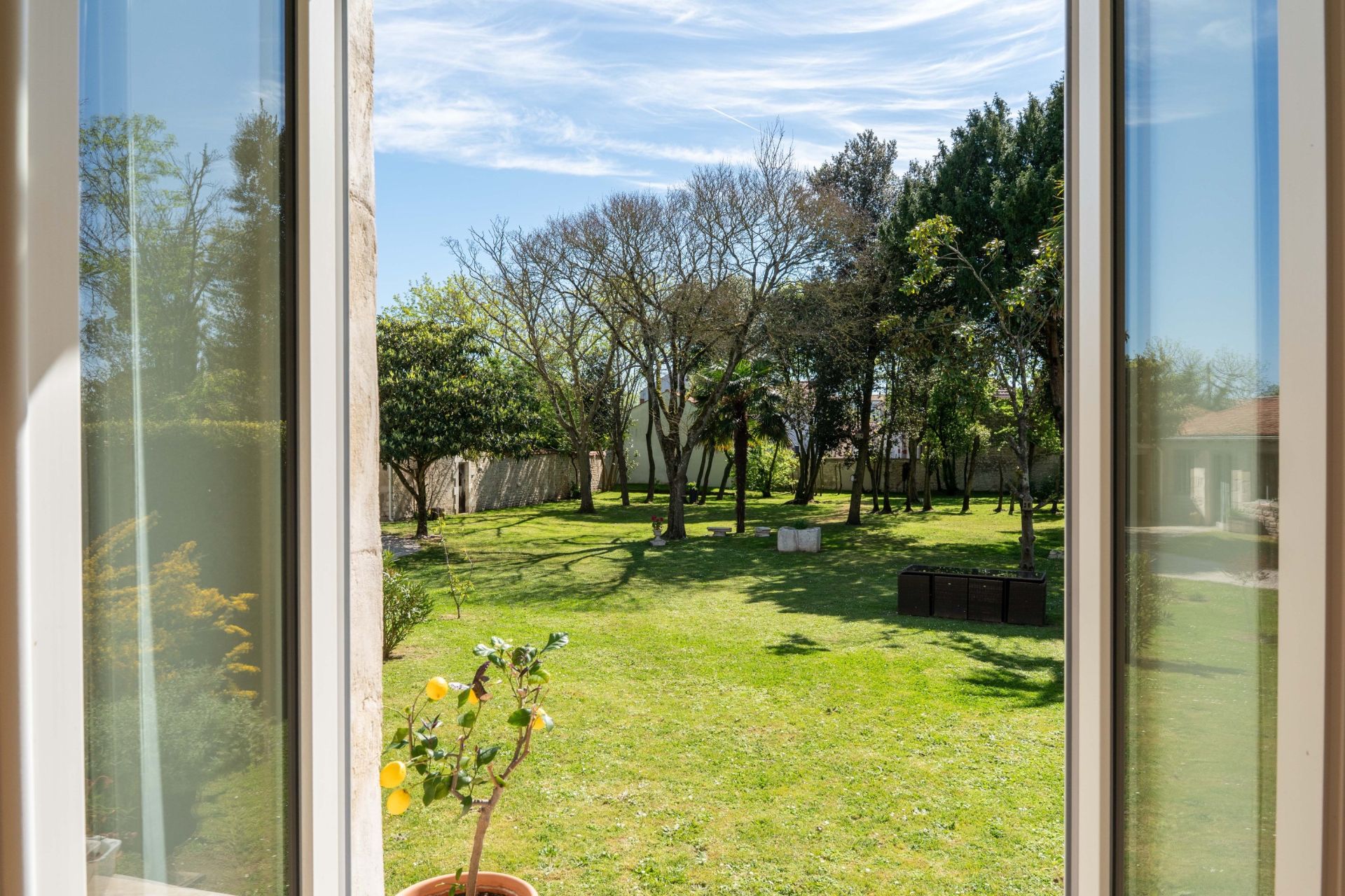 prestigious house 10 Rooms for sale on LA ROCHELLE (17000)