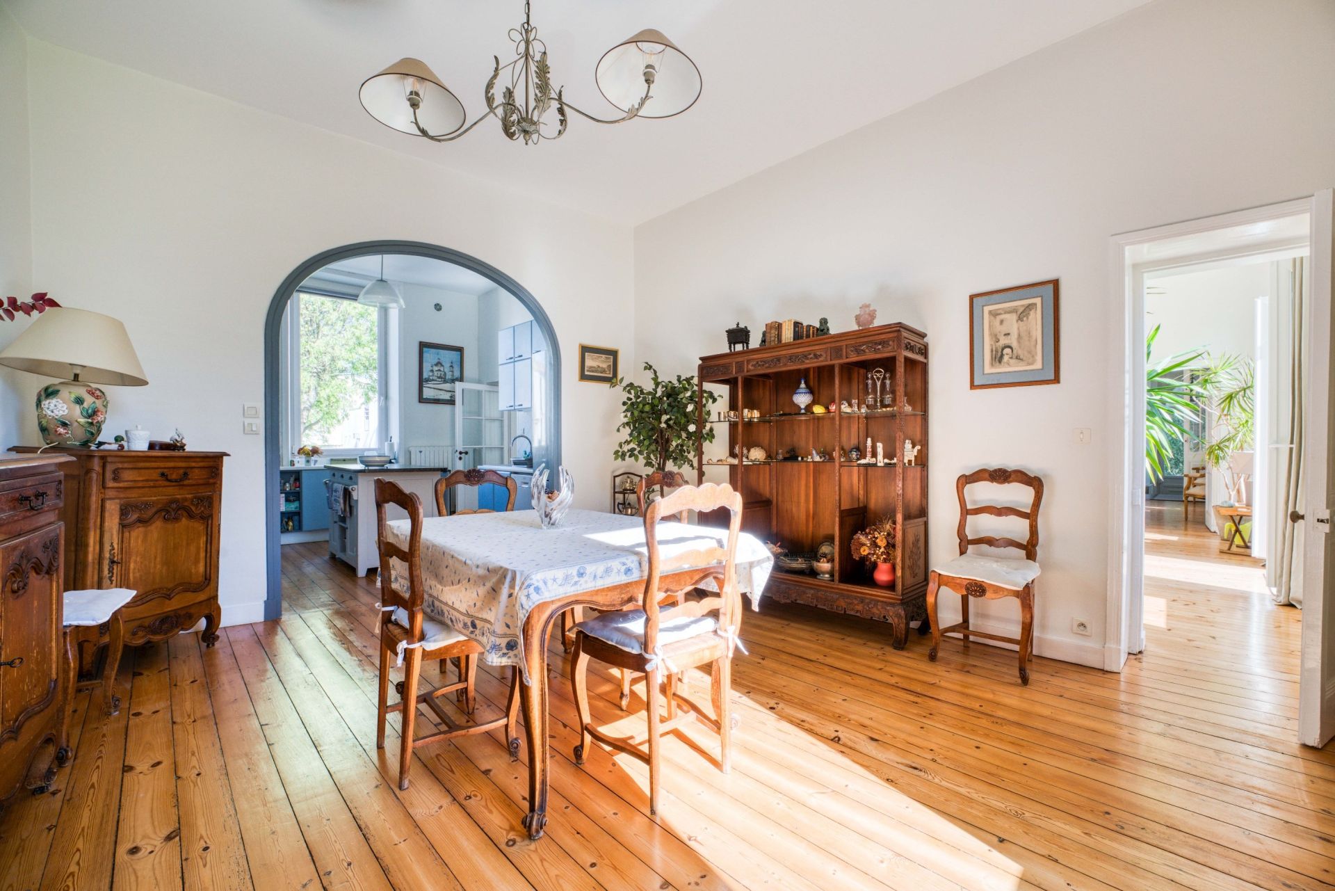 prestigious house 10 Rooms for sale on LA ROCHELLE (17000)