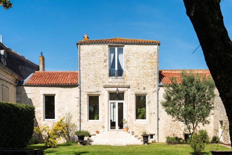prestigious house 10 Rooms for sale on LA ROCHELLE (17000)