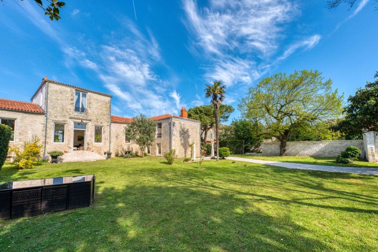 prestigious house 10 Rooms for sale on LA ROCHELLE (17000)
