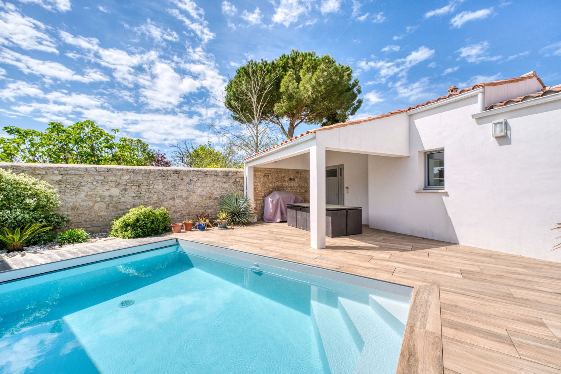 prestigious house 4 Rooms for sale on LA ROCHELLE (17000)