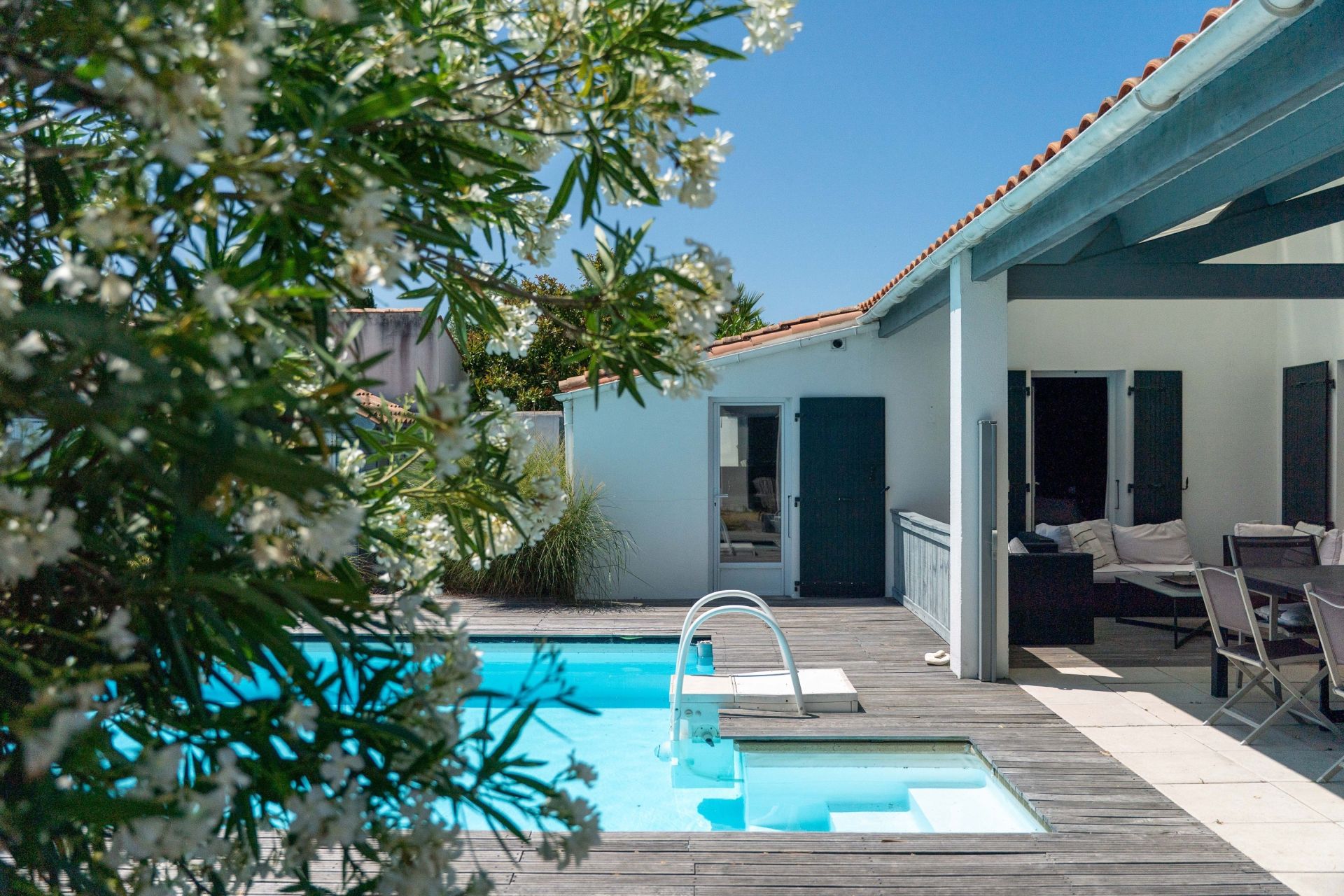 prestigious house 6 Rooms for sale on RIVEDOUX PLAGE (17940)