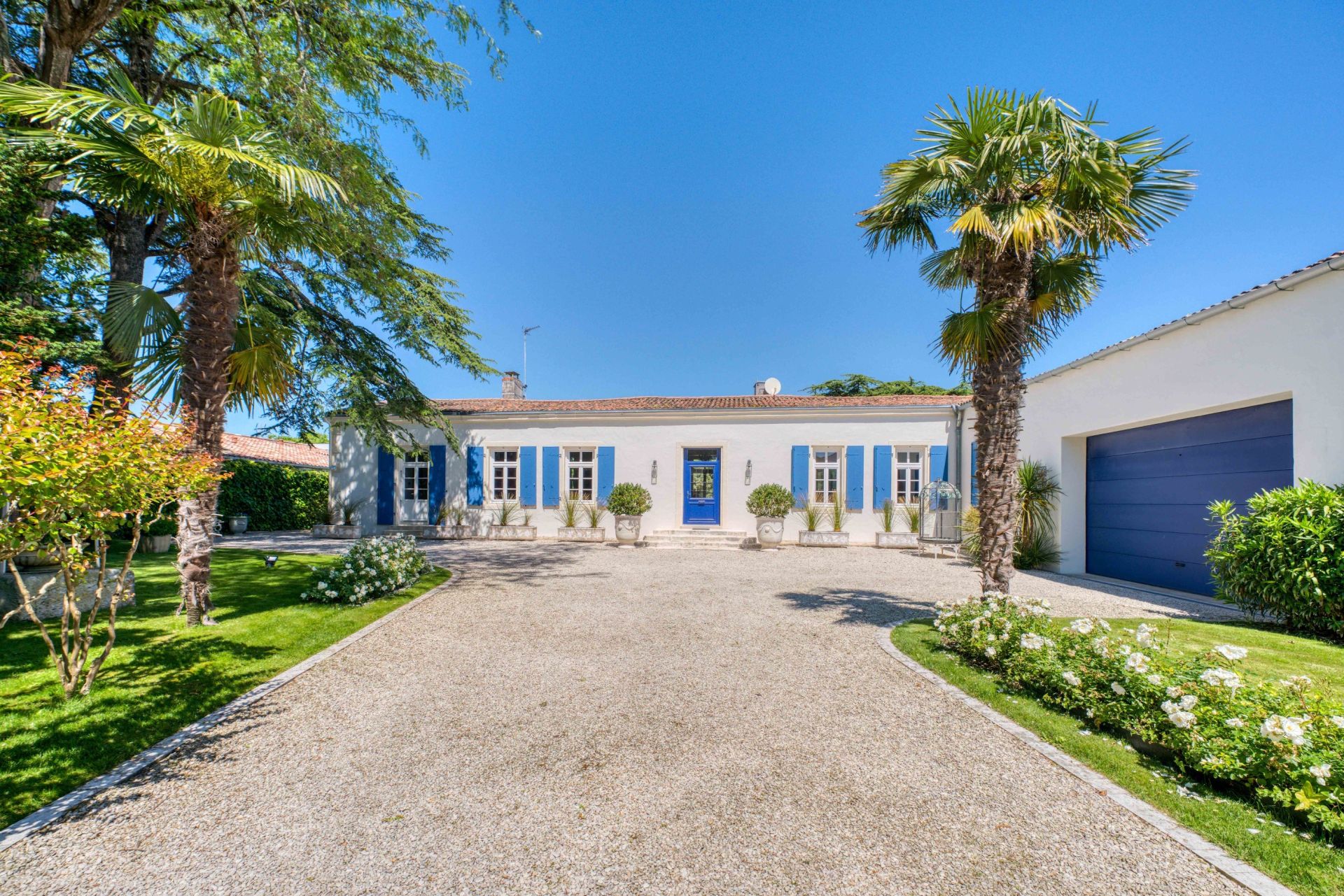 prestigious house 9 Rooms for sale on DOMPIERRE SUR MER (17139)