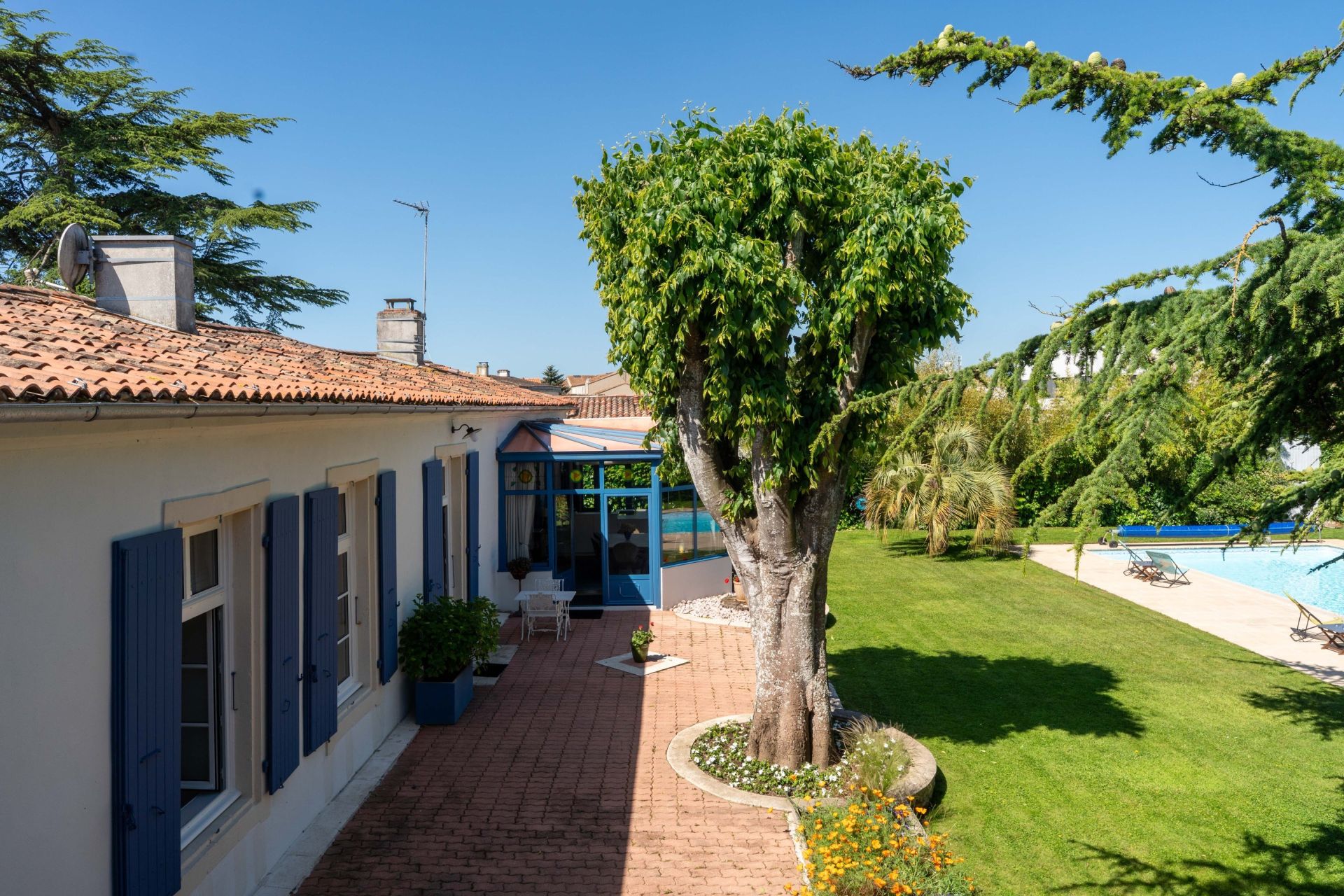 prestigious house 9 Rooms for sale on DOMPIERRE SUR MER (17139)
