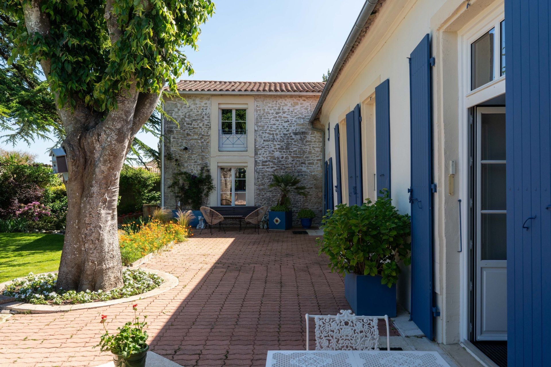 prestigious house 9 Rooms for sale on DOMPIERRE SUR MER (17139)