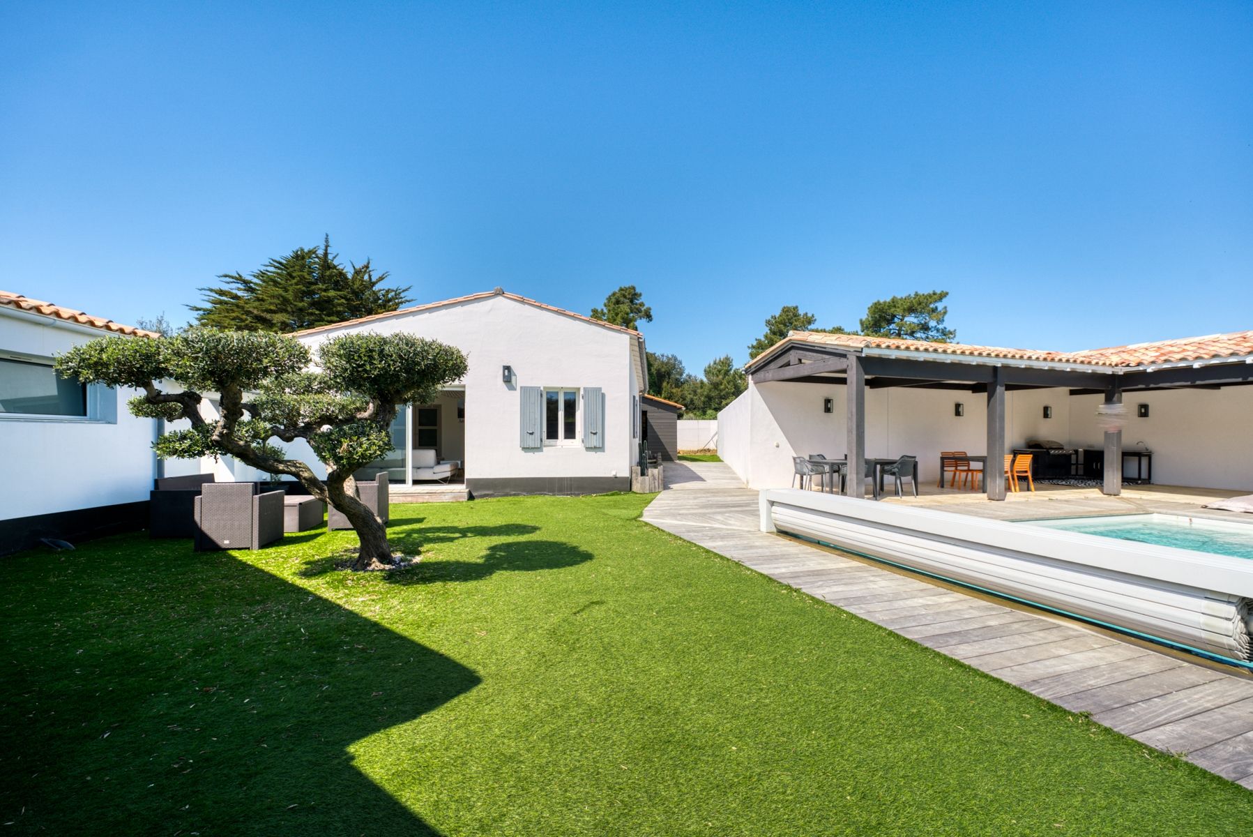 prestigious house 9 Rooms for sale on RIVEDOUX PLAGE (17940)
