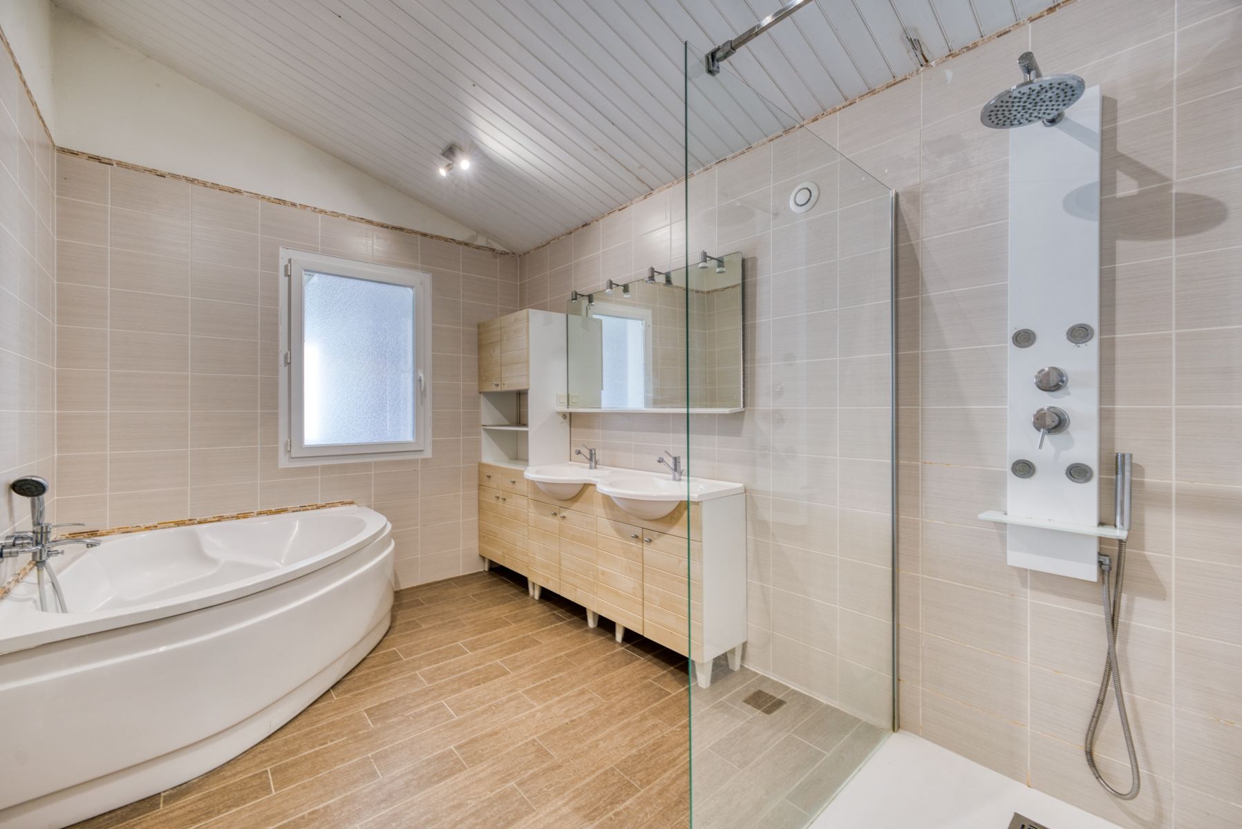 prestigious house 9 Rooms for sale on RIVEDOUX PLAGE (17940)